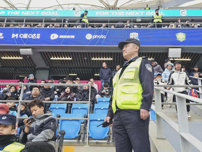 包含观众赛场爆发争执安保人员维持秩序的词条