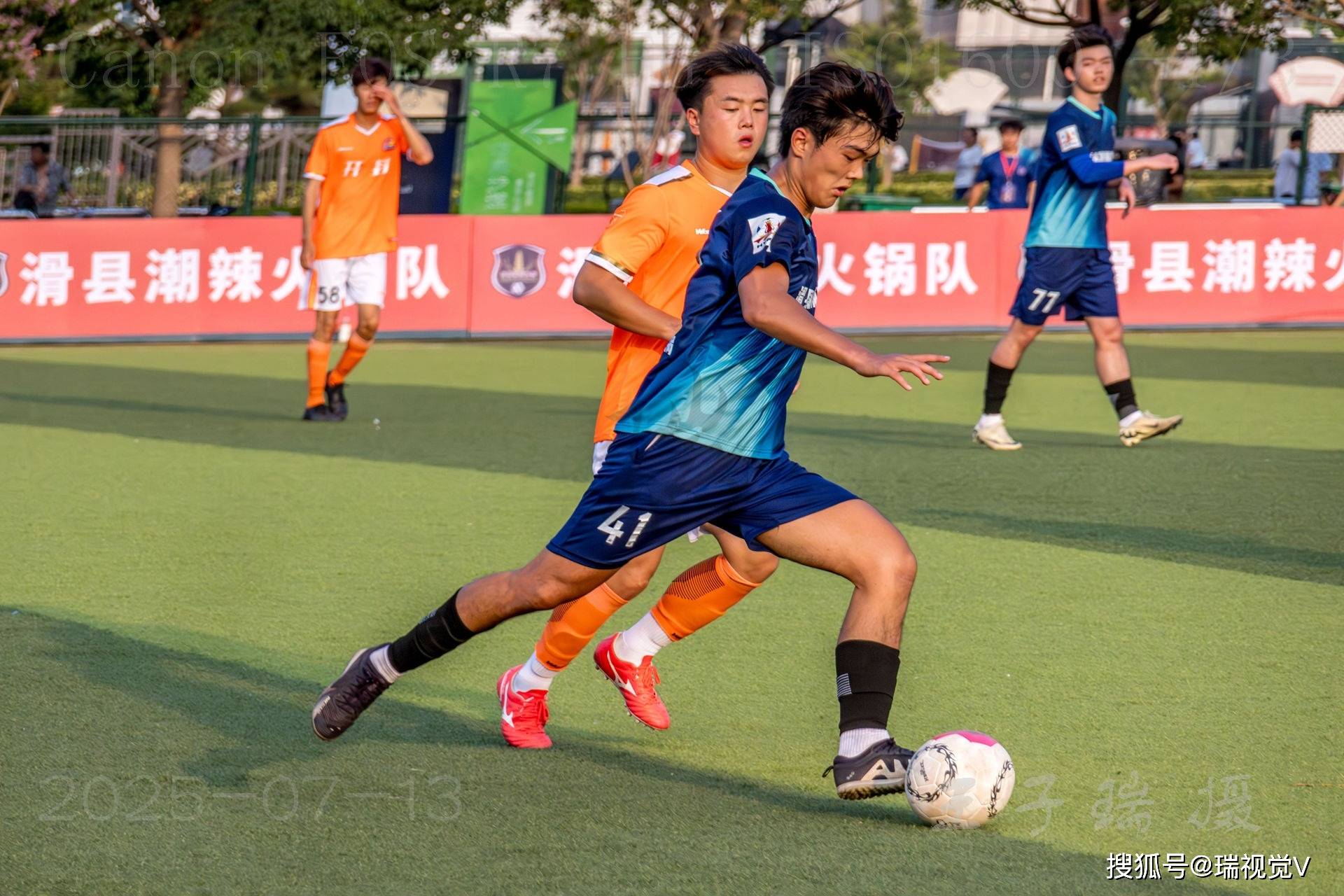 足球联赛胜利积极向上势不可挡冠军梦想