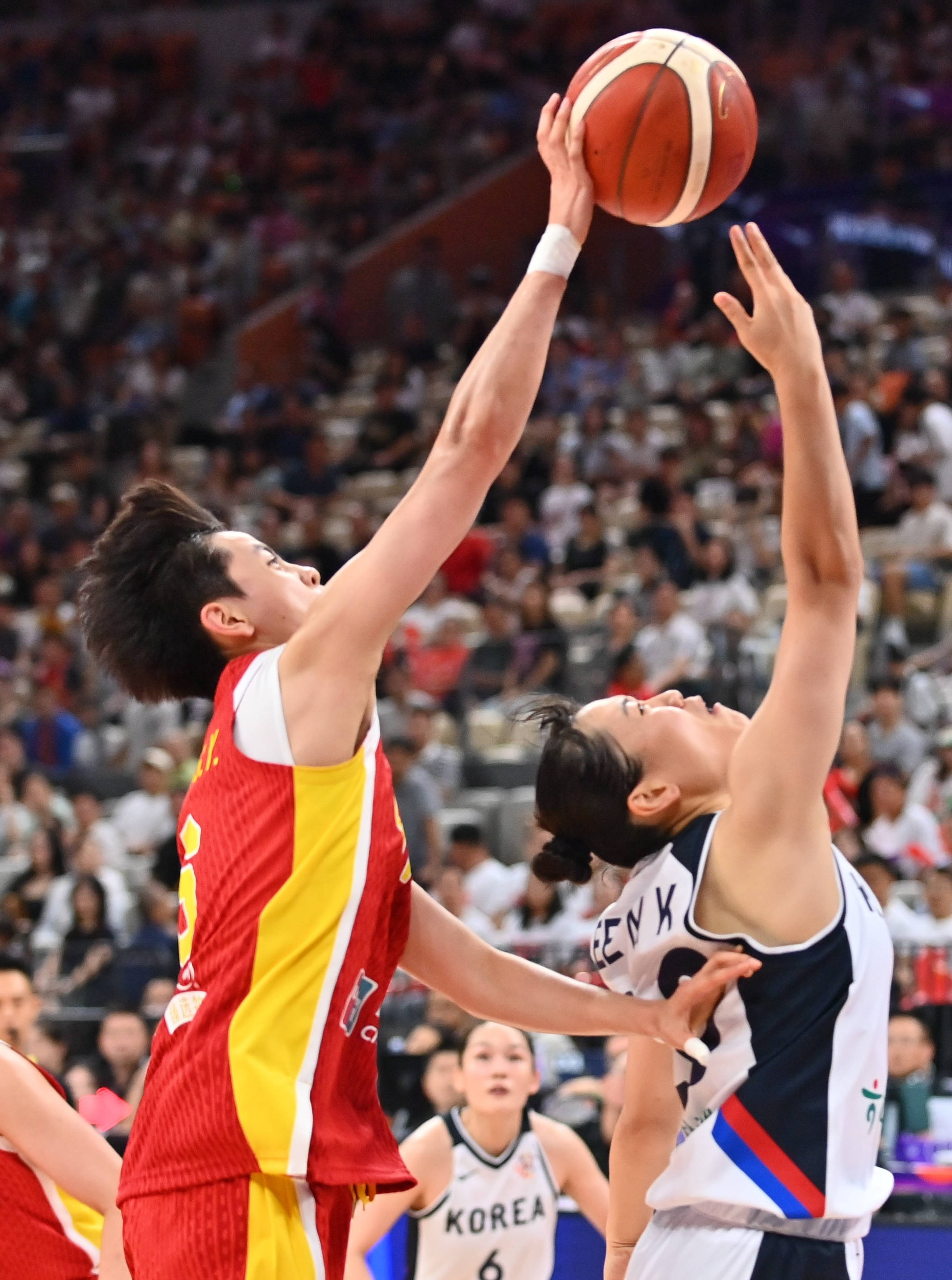 亚洲女子篮球赛：中国女篮横扫泰国，晋级