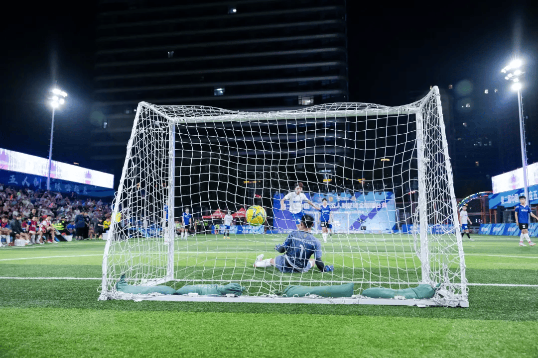 足球擂台上的较量，凶险暗藏胜负关键