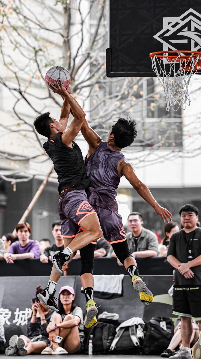 激动人心的对抗，令球迷沉浸在篮球激情中