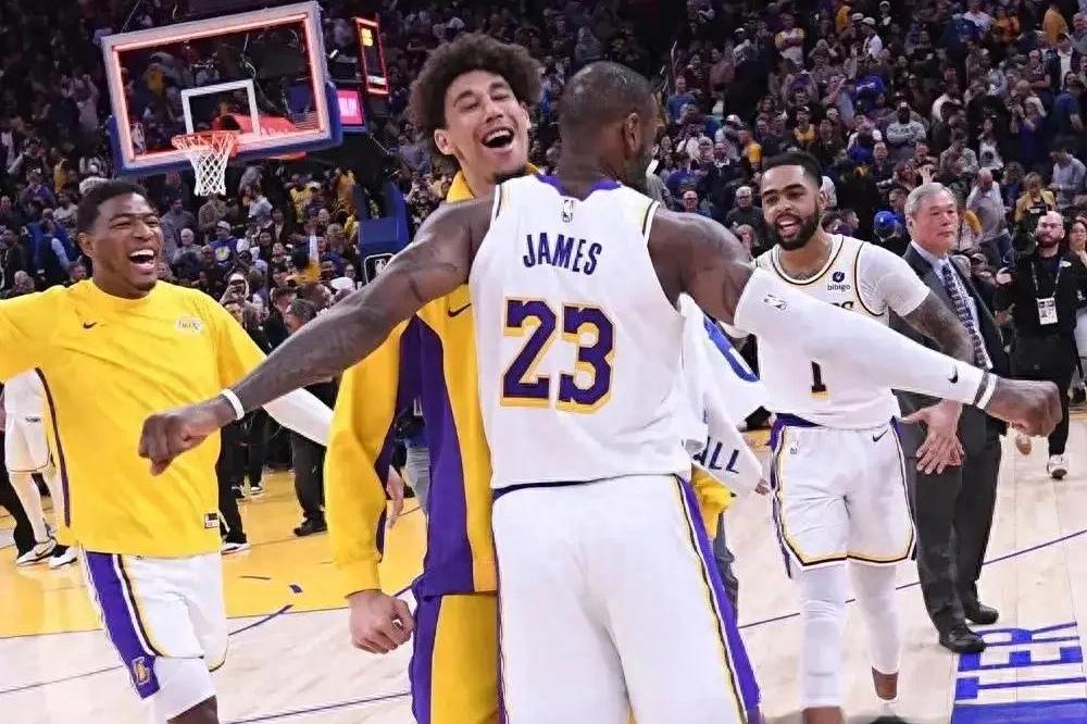 包含NBA球队逆袭之路明星球员联手冲刺的词条