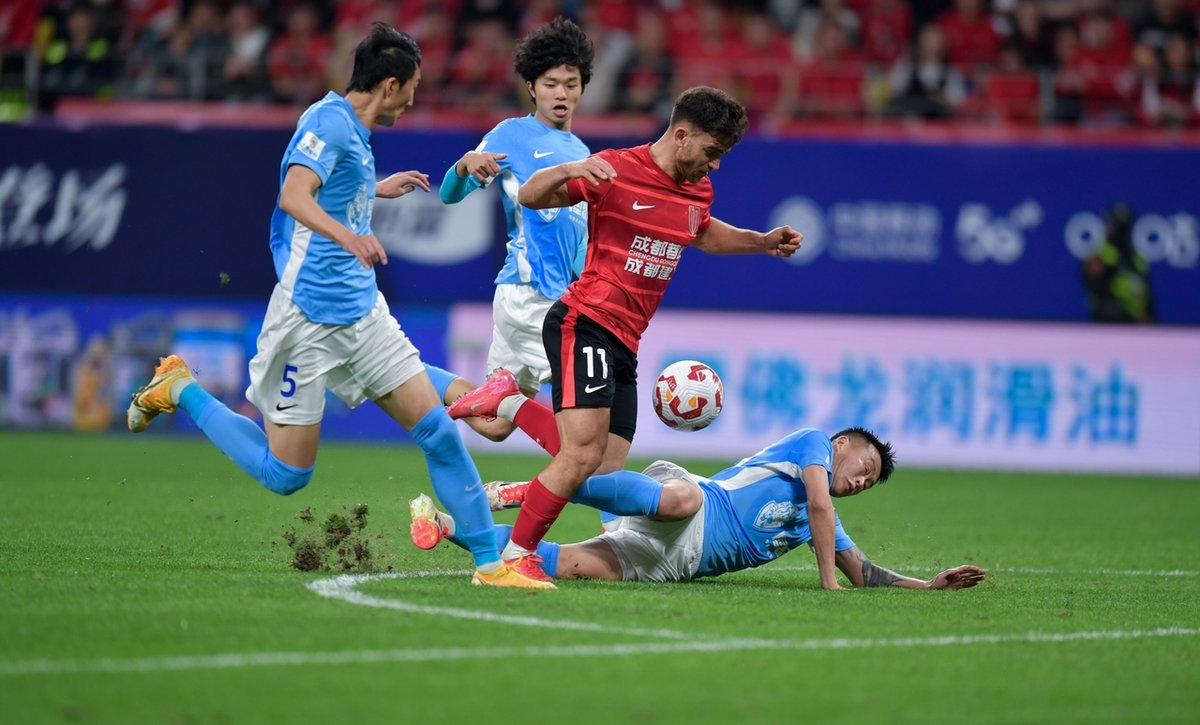 爱游戏体育官网-足球场上纷争不断，球队斗志高昂