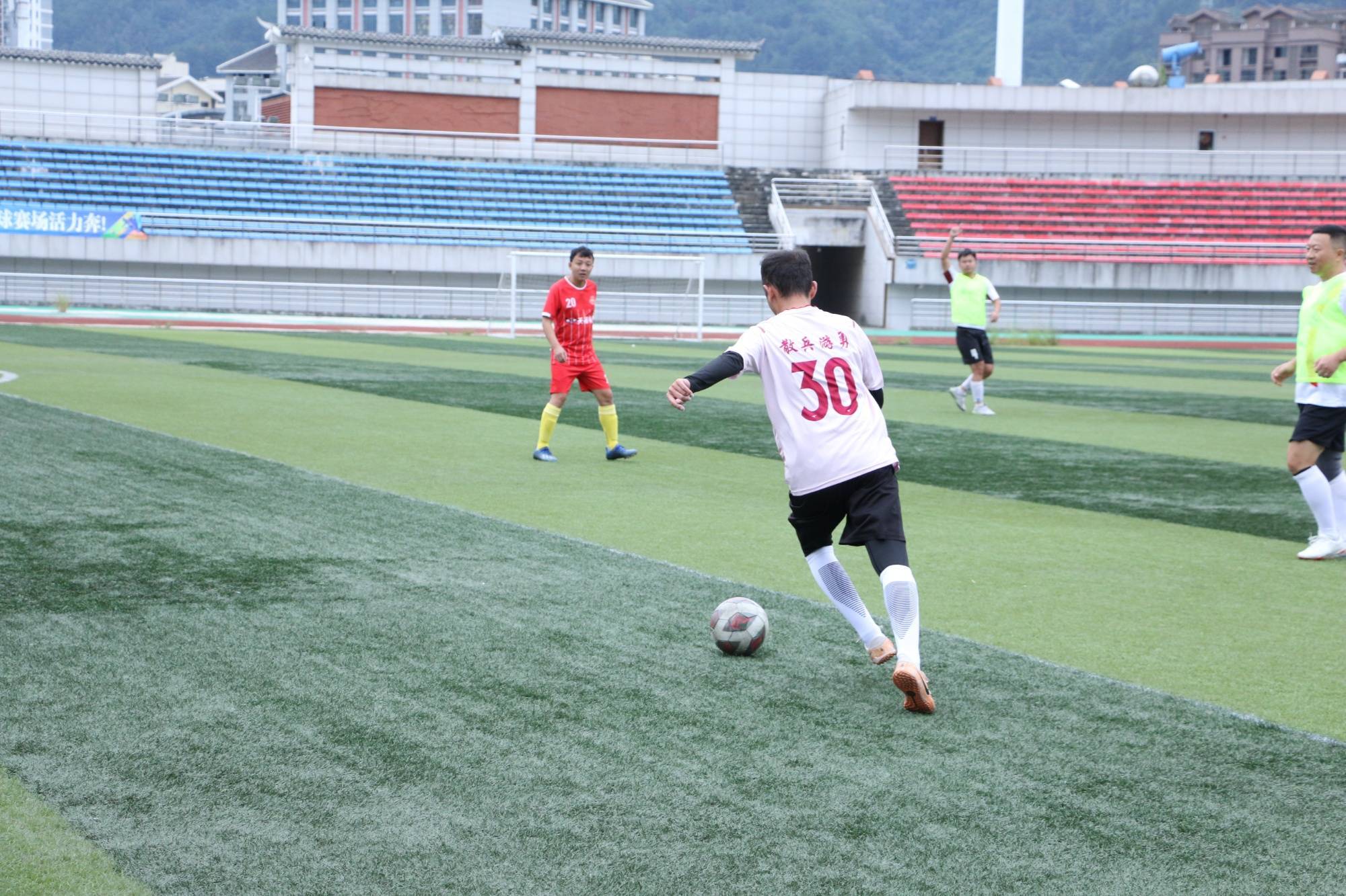 足球场上纷争不断，球队斗志高昂