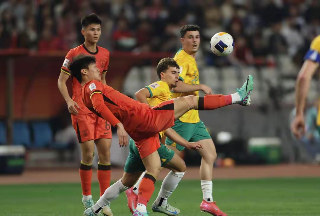 爱游戏官网-包含热血沸腾的比赛，球员们竭尽全力争夺胜利的词条